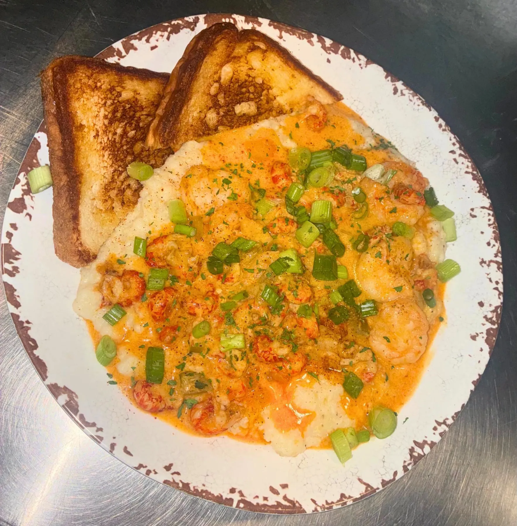 Creamy grits with seafood and green onion